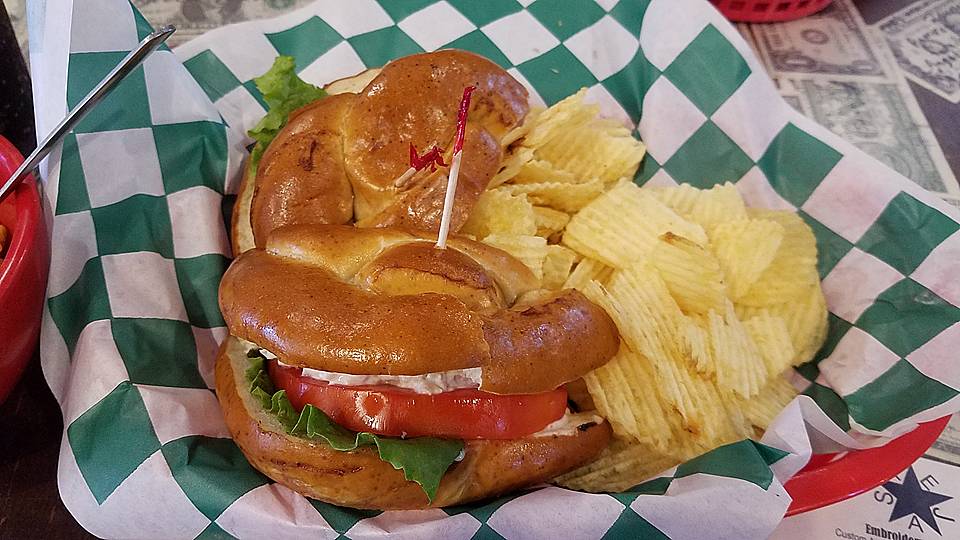 Docs Bar & Grill | restaurant | 113 Main St, Muenster, TX 76252, USA | 9407593627 OR +1 940-759-3627