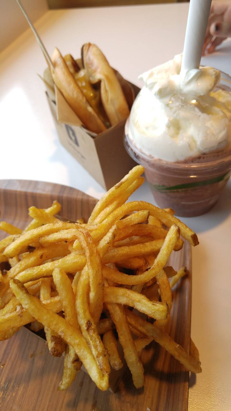 Larkburger Centennial | restaurant | 7530 S University Blvd #100, Centennial, CO 80122, USA | 7202570745 OR +1 720-257-0745