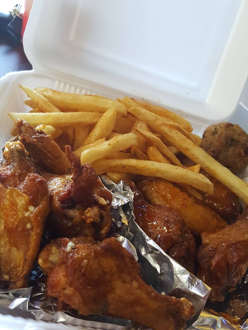 Wing Quarter | restaurant | 3929 Old Spanish Trail #100, Houston, TX 77021, USA | 7137479464 OR +1 713-747-9464