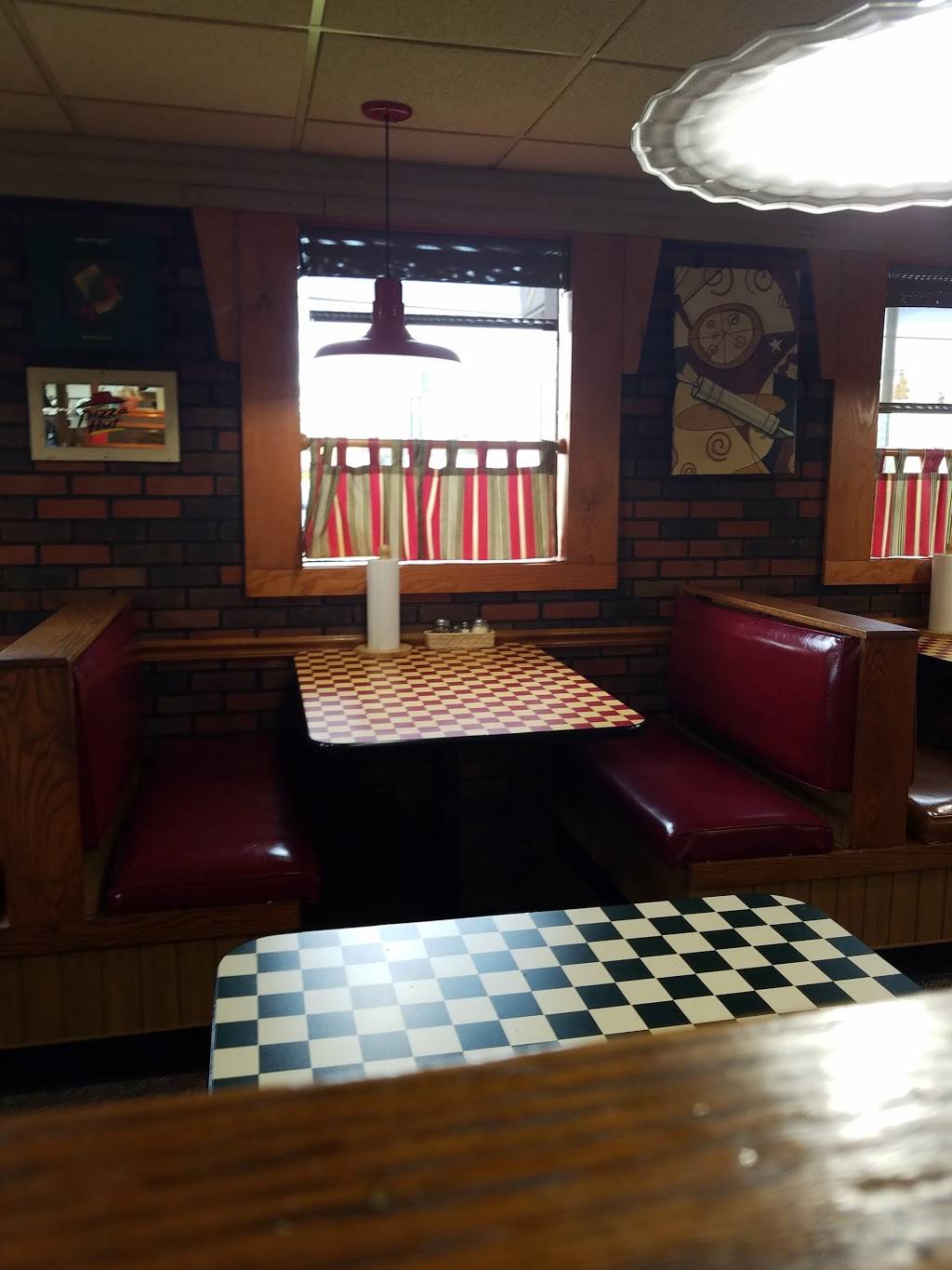 Pizza Hut | meal takeaway | 2142 Jacksboro Pike, LaFollette, TN 37766, USA | 4235625689 OR +1 423-562-5689