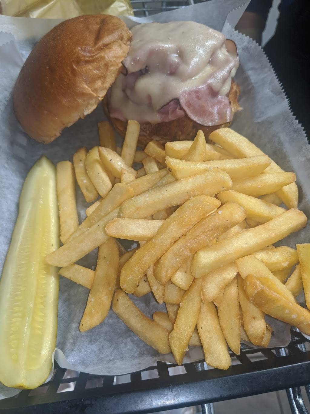 Annies Ruff Cut | restaurant | 90 Forman Rd, Cochecton, NY 12726, USA | 8459325100 OR +1 845-932-5100