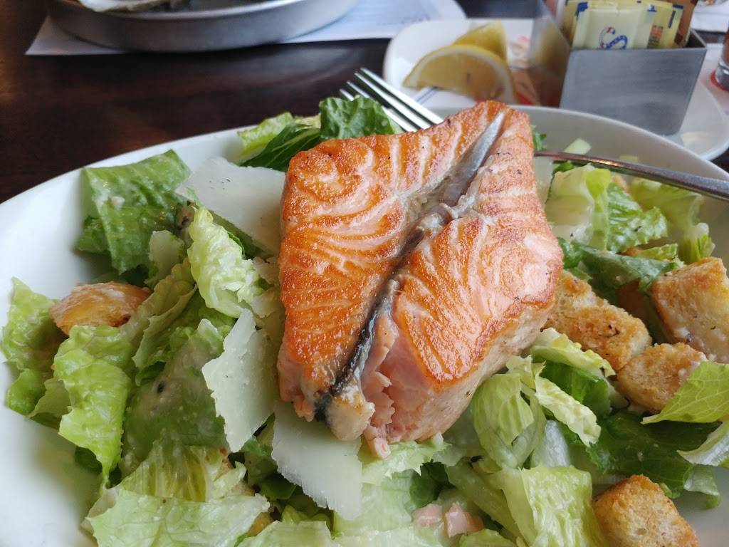 Legal Sea Foods | restaurant | Ronald Reagan Washington National Airport (DCA), 2401 S Smith Blvd, Arlington, VA 22202, USA | 5715515988 OR +1 571-551-5988