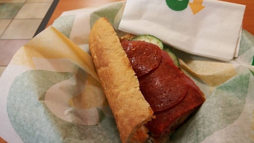 Subway | restaurant | High Point Commons, N56 W14108, Silver Spring Dr Suite 106, Menomonee Falls, WI 53051, USA | 2623731150 OR +1 262-373-1150