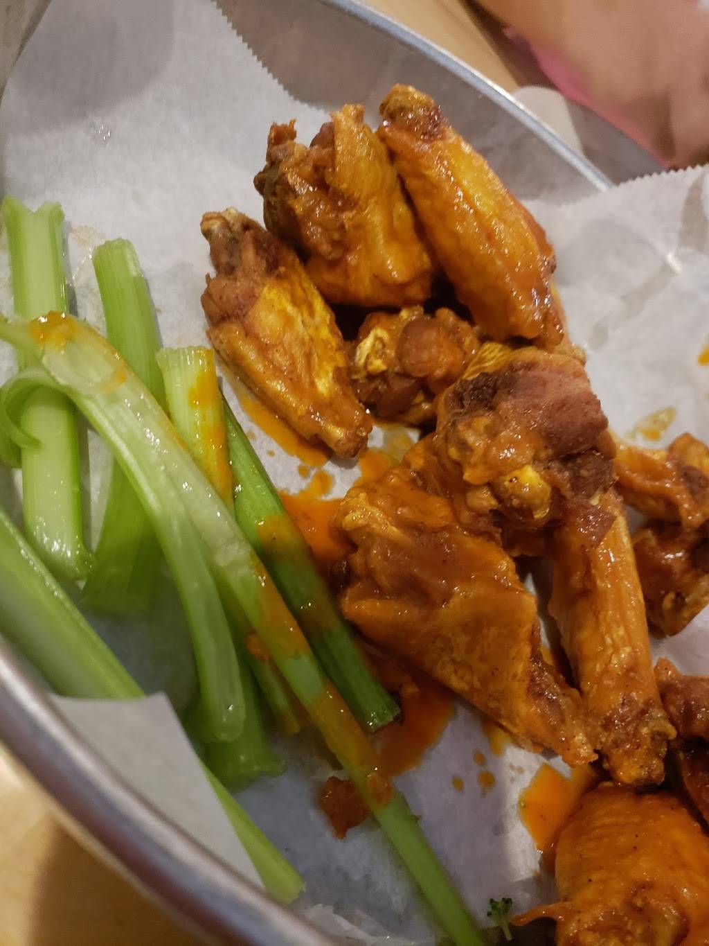 Victorios Oyster Bar and Grille | restaurant | 1701 US-1, Titusville, FL 32796, USA | 3212671950 OR +1 321-267-1950