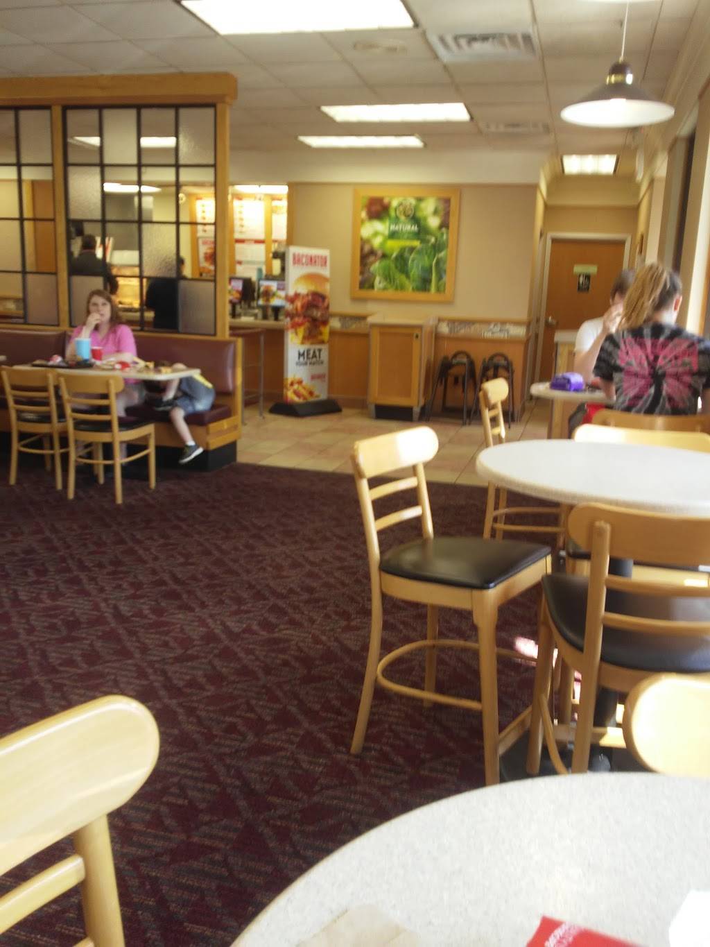 Wendys | restaurant | 2620 W Jackson St, Muncie, IN 47303, USA | 7652843374 OR +1 765-284-3374