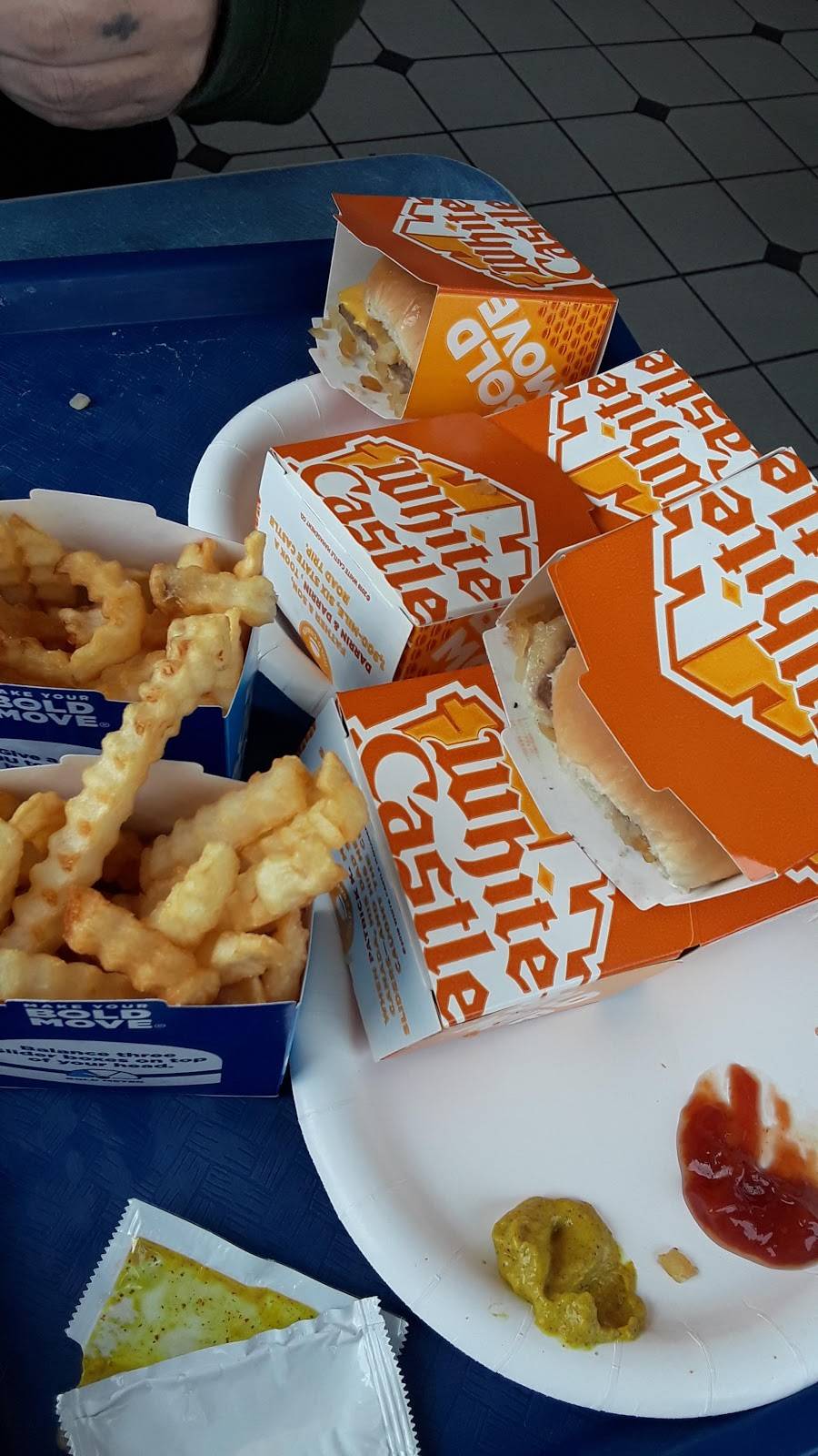 White Castle | restaurant | 310 Emerson Rd, High Ridge, MO 63049, USA | 6366779188 OR +1 636-677-9188