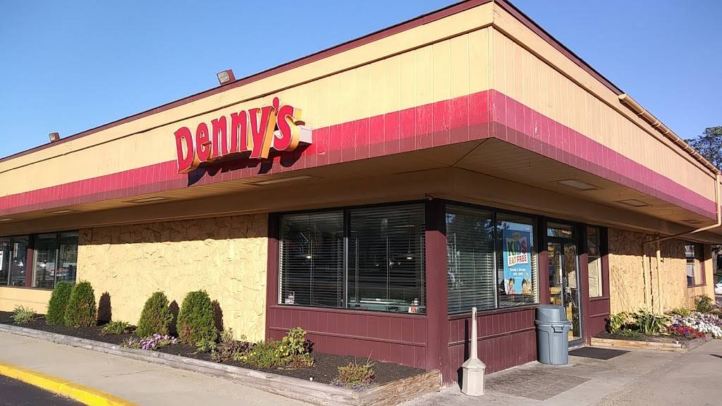 Dennys | restaurant | 211 Court St, Auburn, ME 04210, USA | 2077828338 OR +1 207-782-8338