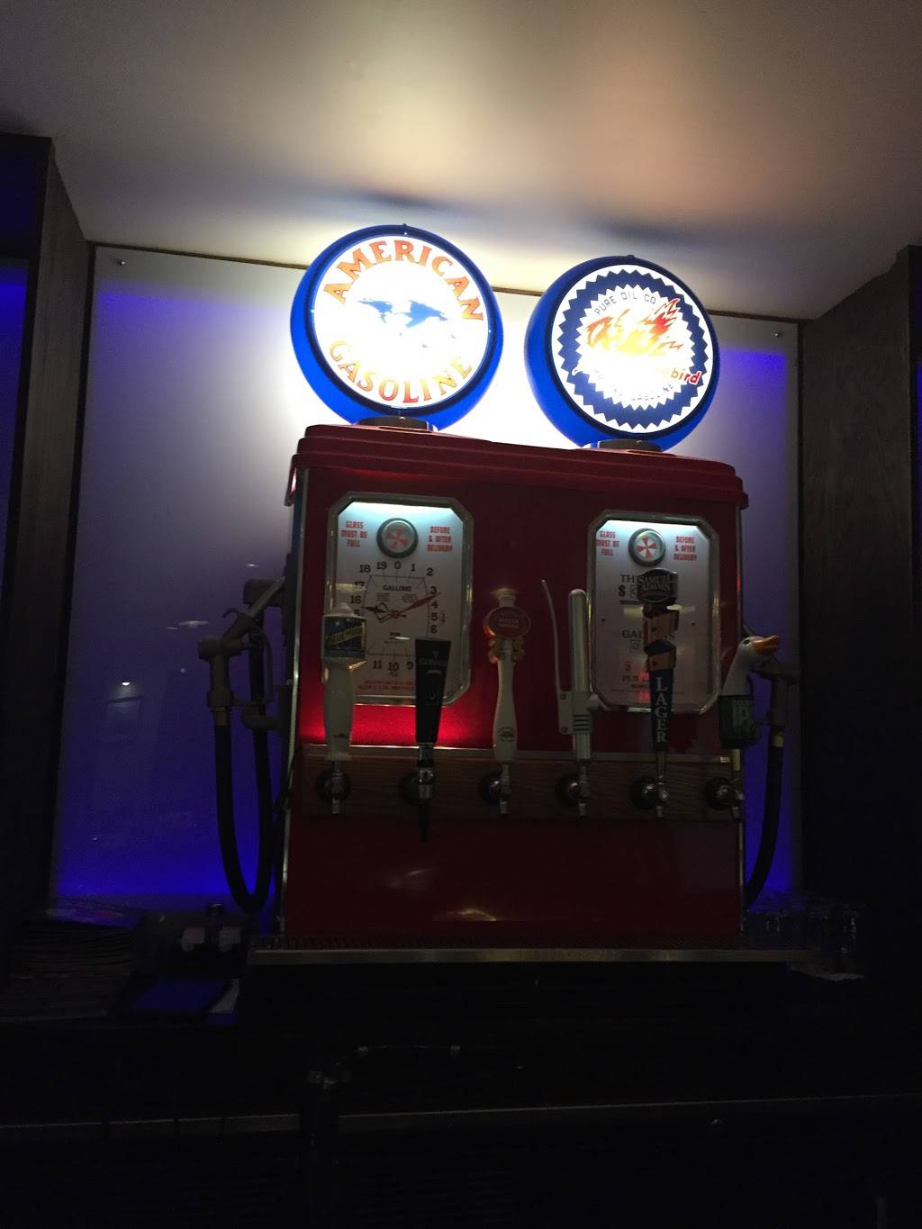 Retro Bar and Grill | restaurant | 150 Delancey St, New York, NY 10002, USA | 2122288379 OR +1 212-228-8379