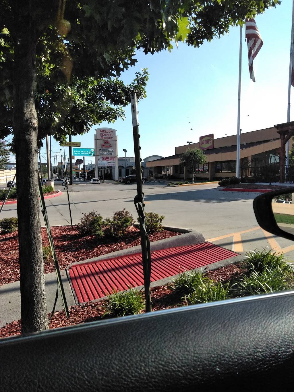 Golden Chick | meal takeaway | 10443 N Central Expy, Dallas, TX 75231, USA | 4692329188 OR +1 469-232-9188