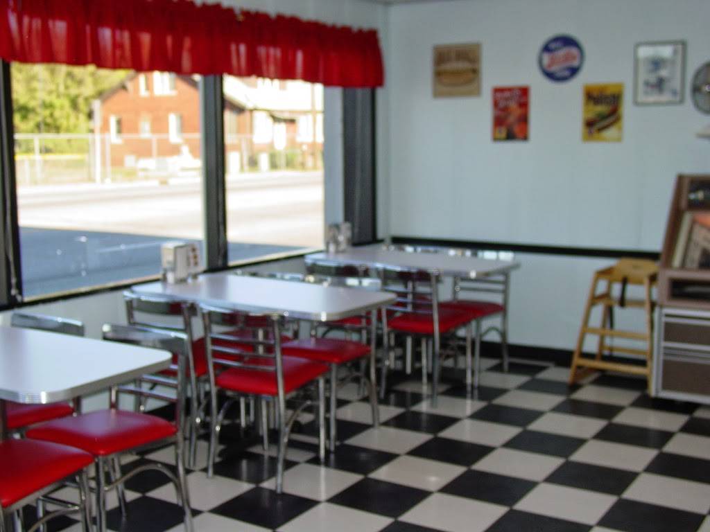 Madveks Dog House | restaurant | 6923 Calumet Ave, Hammond, IN 46324, USA | 2199321060 OR +1 219-932-1060