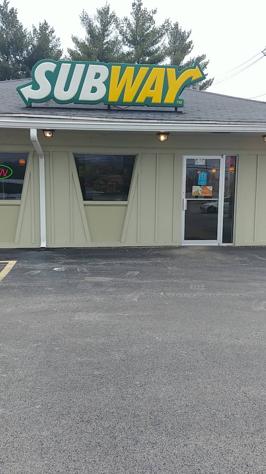 Subway | restaurant | 605 Carlyle Ave, Belleville, IL 62221, USA | 6182772200 OR +1 618-277-2200