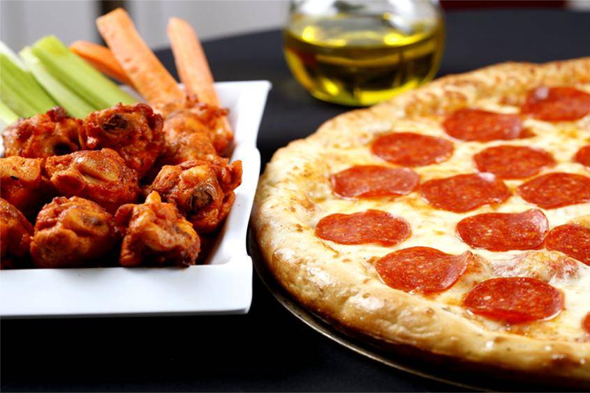 Queens Wings & Pizza | restaurant | 6826 Piedmont Center Plaza, Gainesville, VA 20155, USA | 5712845900 OR +1 571-284-5900