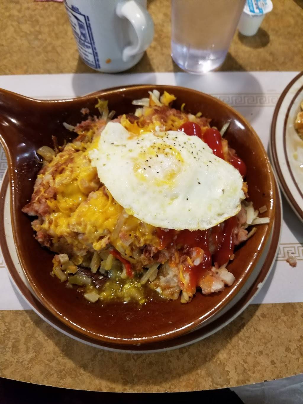 Red Apple Family Restaurant | restaurant | 2511 Locust St, Sterling, IL 61081, USA | 8156255160 OR +1 815-625-5160