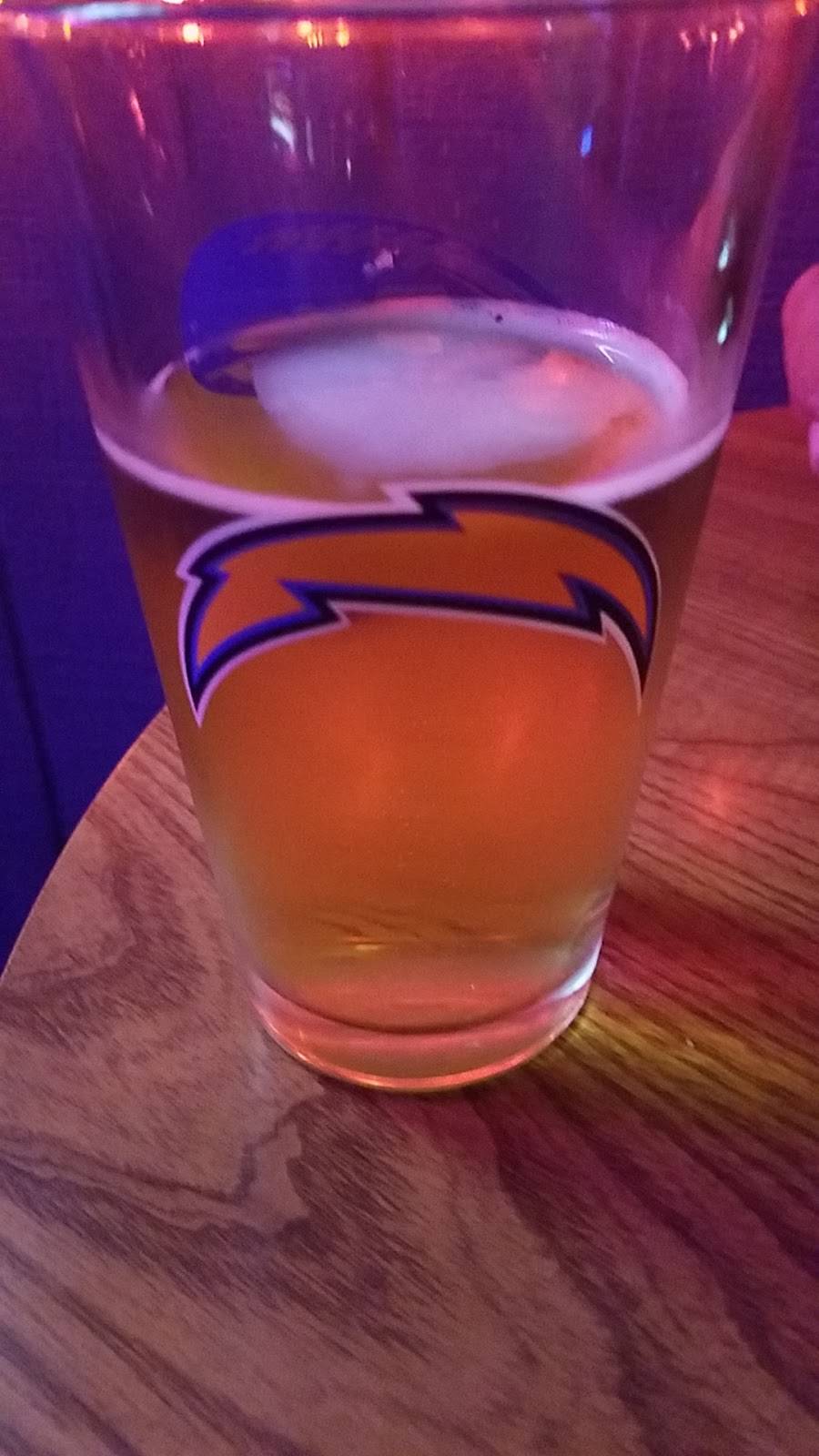 D Cs Across the Street | restaurant | 105 Brooks St, Oceanside, CA 92054, USA | 7604338944 OR +1 760-433-8944