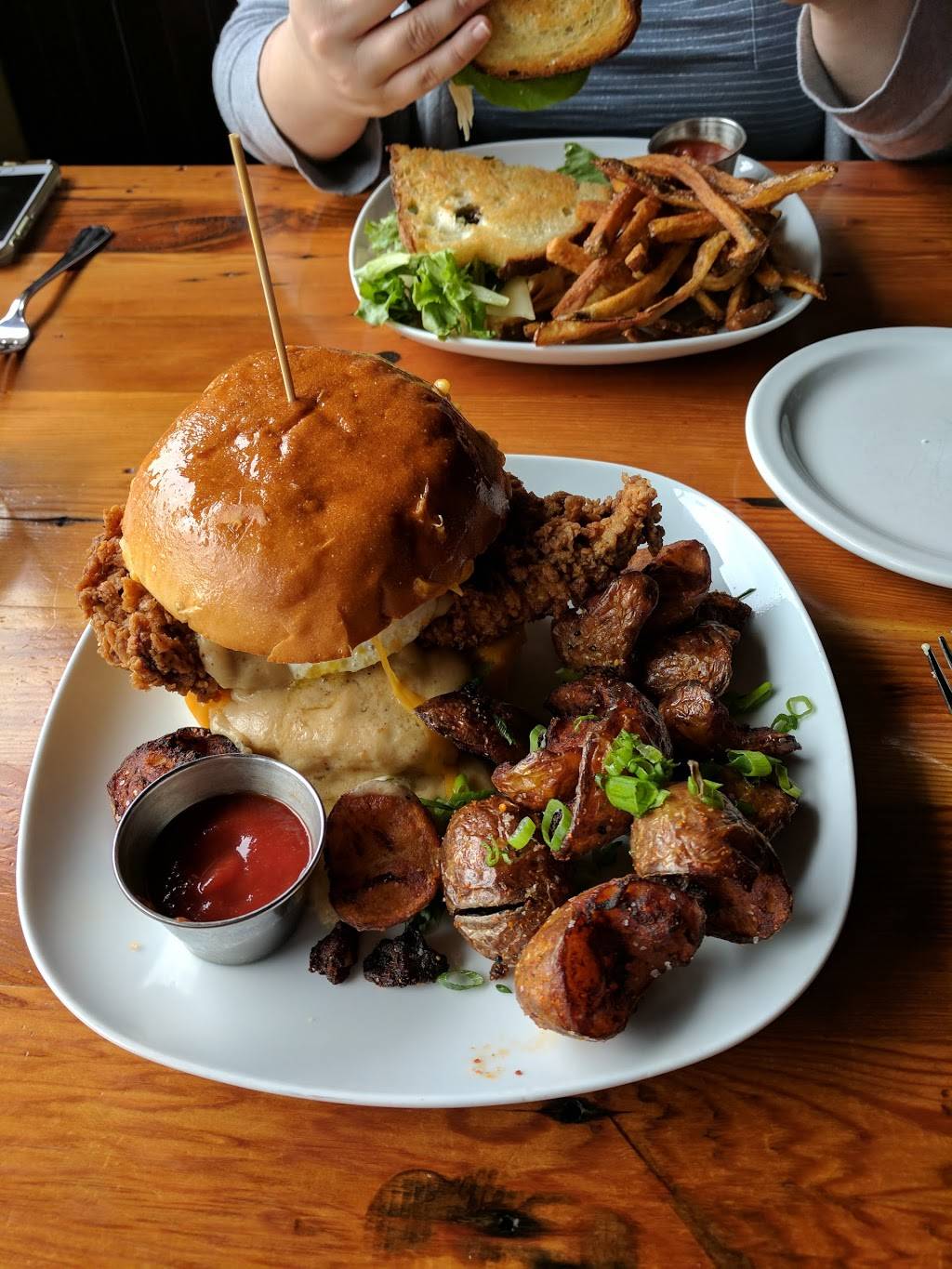 Tabor Tavern | restaurant | 5325 E Burnside St, Portland, OR 97215, USA | 5032083544 OR +1 503-208-3544