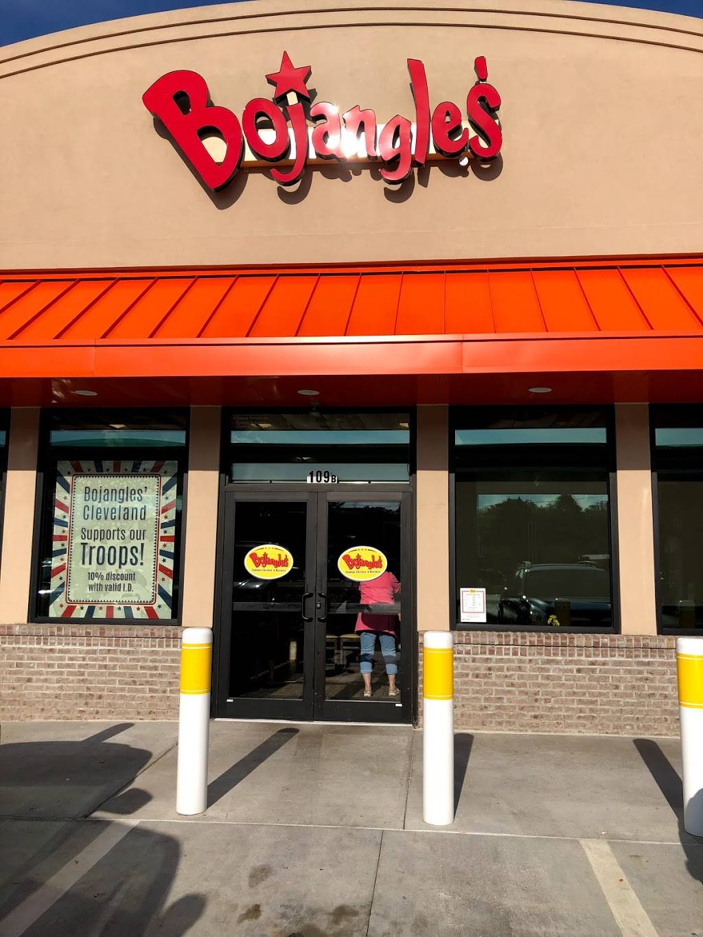 Bojangles Famous Chicken n Biscuits | restaurant | 109 S Main St, Cleveland, GA 30528, USA | 7064939317 OR +1 706-493-9317