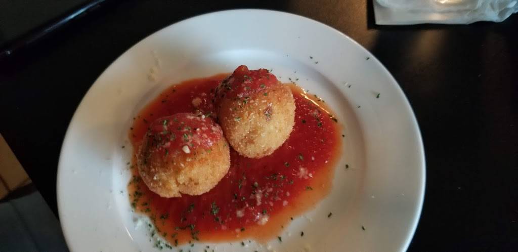 Marcos Pizzeria & Valentes Pasta House | restaurant | 4141 Tecumseh, Windsor, ON N8Y 4K9, Canada | 5199447700 OR +1 519-944-7700