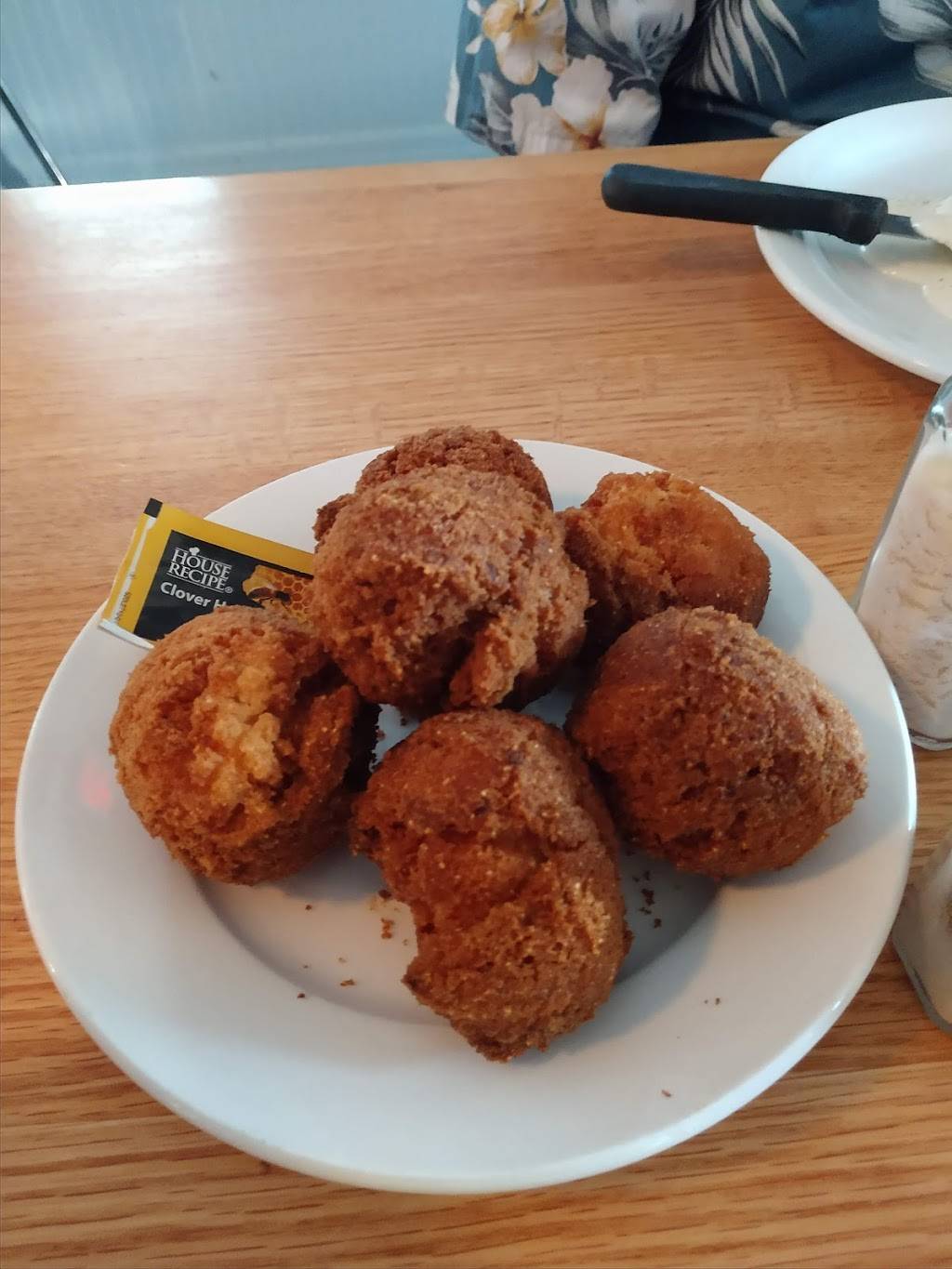 Pelican Bend | restaurant | 219 Capri Blvd, Naples, FL 34113, USA | 2393943452 OR +1 239-394-3452