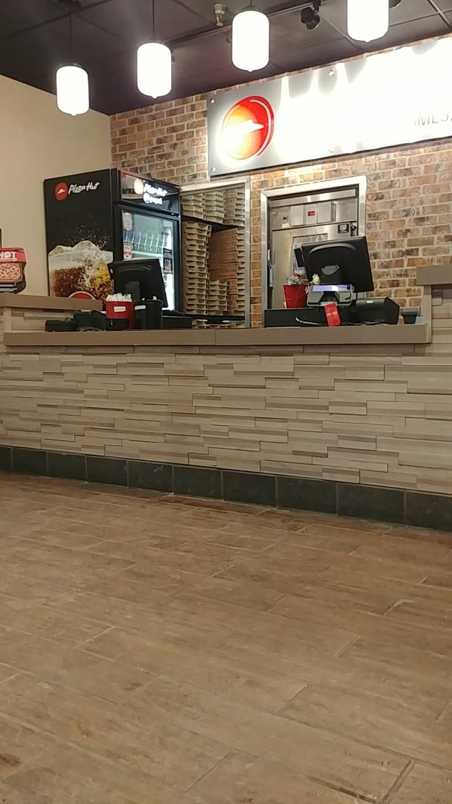 Pizza Hut | meal takeaway | 620 Lincoln Way, Ames, IA 50010, USA | 5152331000 OR +1 515-233-1000