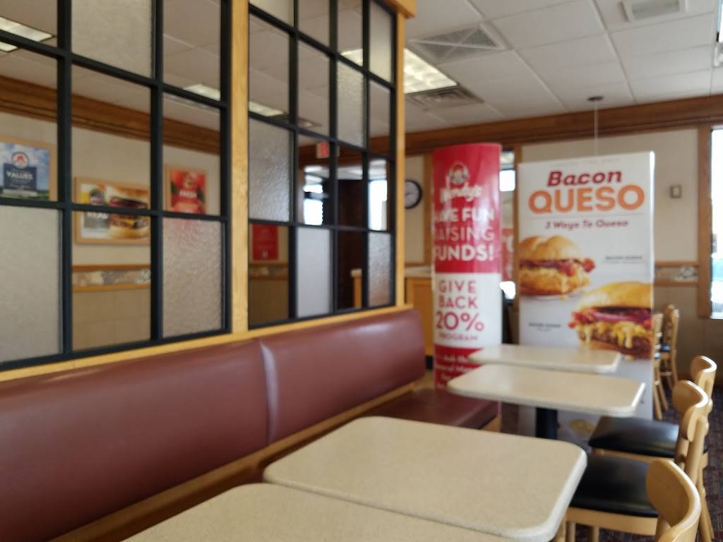 Wendys | restaurant | 2050 Silvernail Rd, Pewaukee, WI 53072, USA | 2625210718 OR +1 262-521-0718