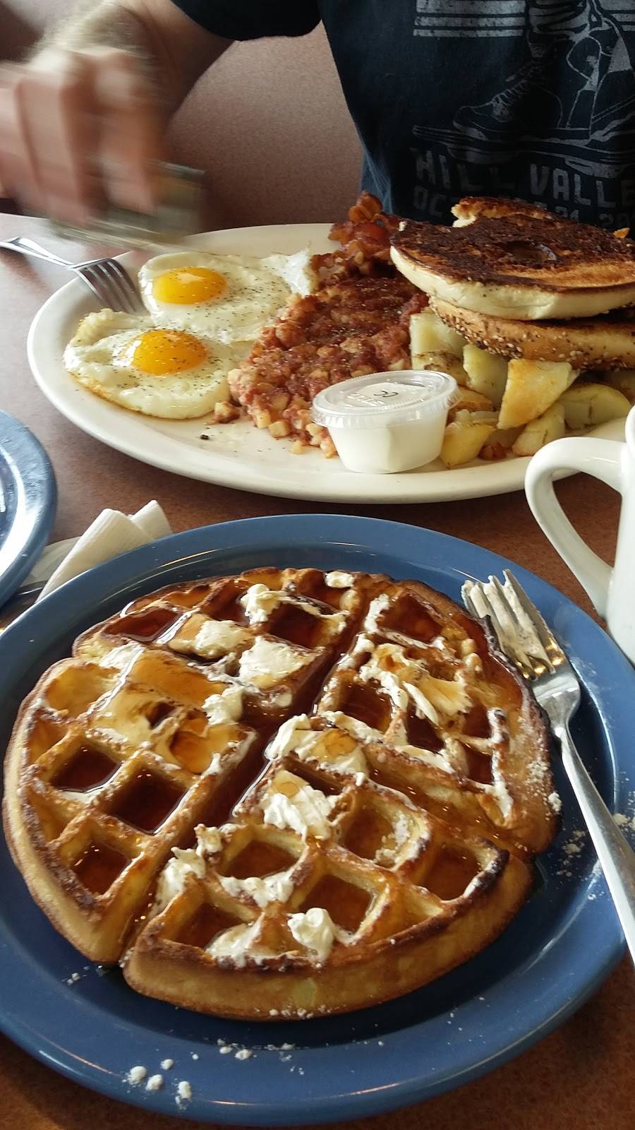 Hurricanes Cafe & Deli | cafe | 682 US-202, Greene, ME 04236, USA | 2079463354 OR +1 207-946-3354