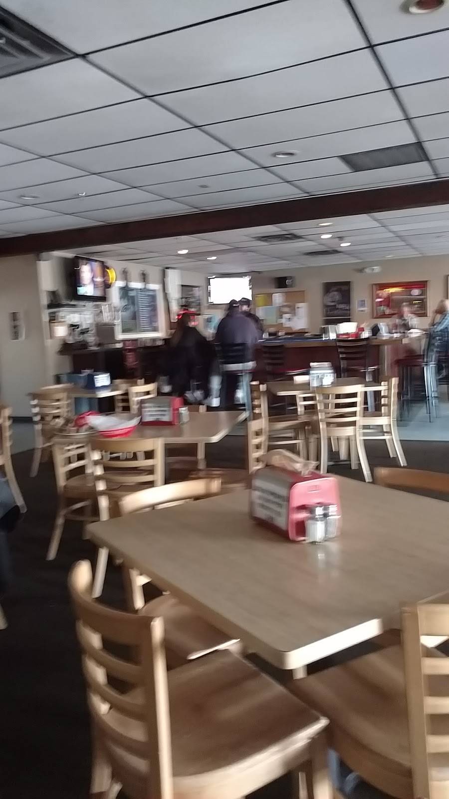 Fast Breaks Restaurant | restaurant | 1465 Lisbon St, Lewiston, ME 04240, USA | 2077823305 OR +1 207-782-3305