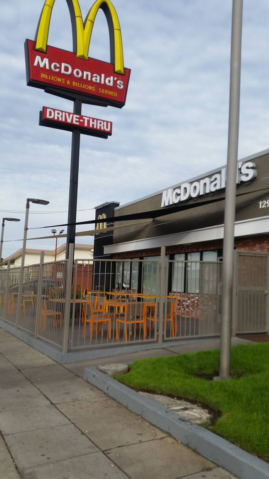 McDonalds | cafe | 12919 Victory Blvd, North Hollywood, CA 91605, USA | 8182852530 OR +1 818-285-2530