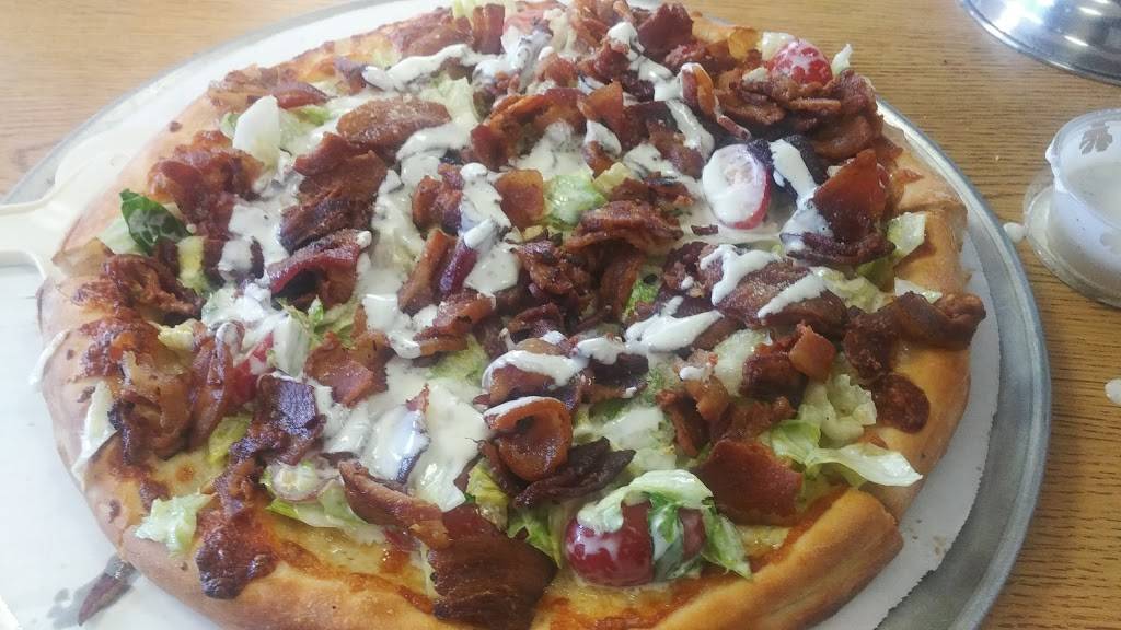 Holiday Pizza | restaurant | 42490 Van Dyke Ave, Sterling Heights, MI 48314, USA | 5867393600 OR +1 586-739-3600