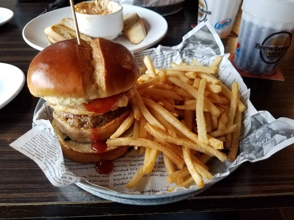 Brewbakers Bar & Grill | restaurant | 9482 Renner Blvd, Lenexa, KS 66219, USA | 9133222739 OR +1 913-322-2739