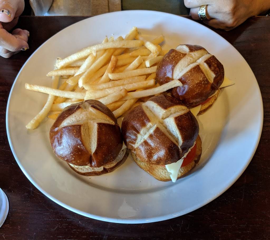 Father Toms Pub | restaurant | 32 N Cedar Ave, Cookeville, TN 38501, USA | 9318549484 OR +1 931-854-9484