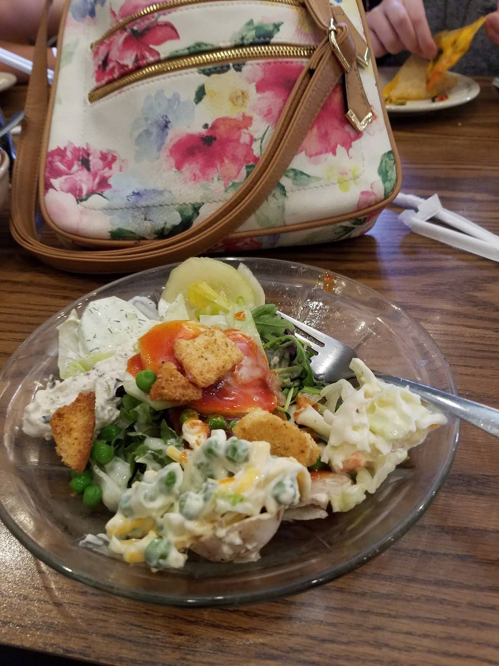 Gingers Hide Away LLC | restaurant | 302 E Lake St, Horicon, WI 53032, USA | 9204854856 OR +1 920-485-4856