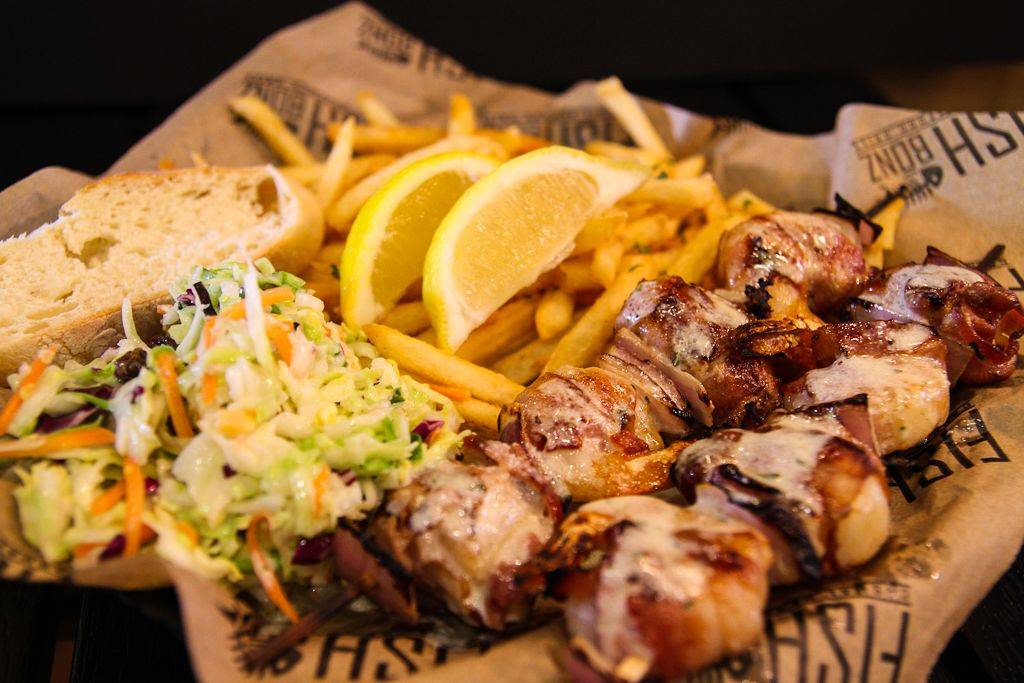 FishBonz Grill | restaurant | 2599 Airport Dr, Torrance, CA 90505, USA | 3103252669 OR +1 310-325-2669