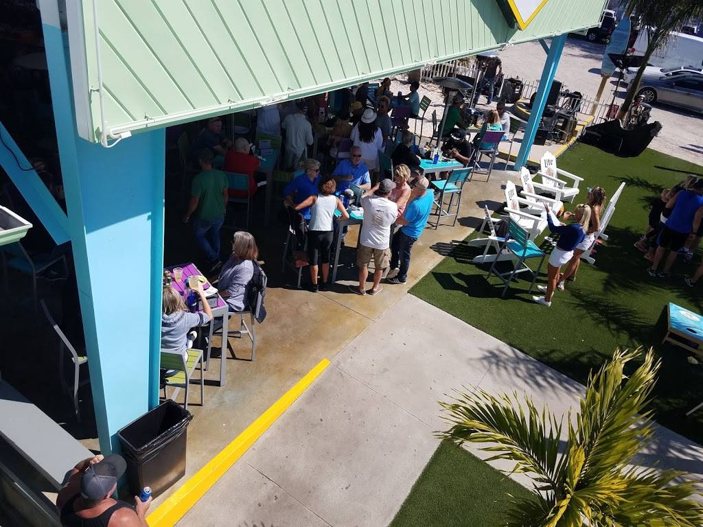 Buoys Waterfront Bar and Grill | restaurant | 678 75th Ave, St Pete Beach, FL 33706, USA | 7279392369 OR +1 727-939-2369