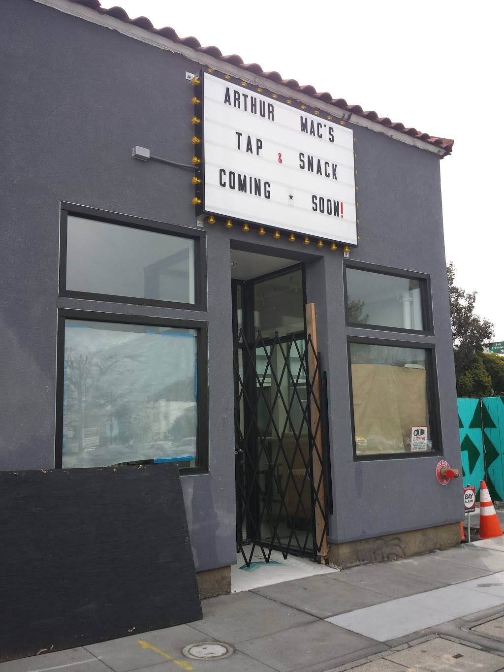 Arthur Macs Tap and Snack | restaurant | 4006 Martin Luther King Jr Way, Oakland, CA 94609, USA | 5108232509 OR +1 510-823-2509