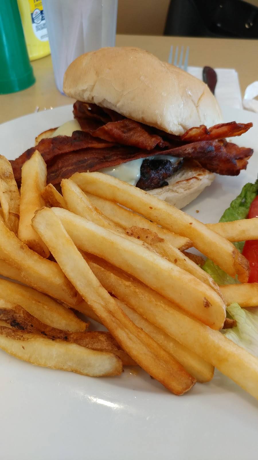 Newport Creamery | restaurant | Garden City Center, 100 Hillside Rd, Cranston, RI 02920, USA | 4019443397 OR +1 401-944-3397