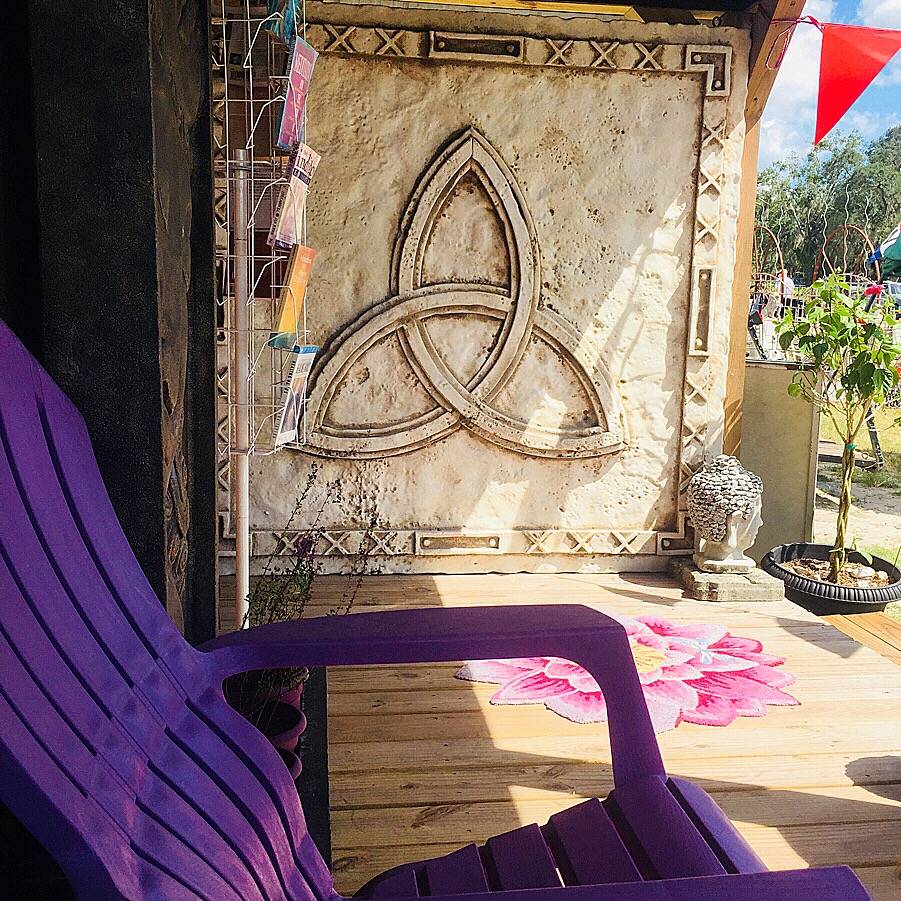 The Crystal Closet LLC | cafe | 20651 US-441 Field Row 5, Across from the Art Village, Mt Dora, FL 32757, USA | 3525594440 OR +1 352-559-4440