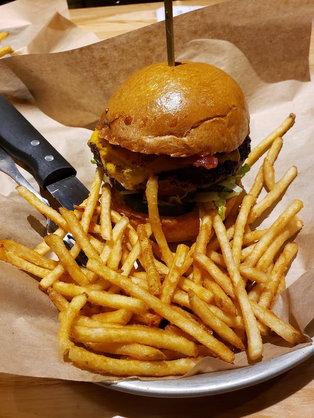 Grub Burger Bar | restaurant | 254 Montgomery Mall, North Wales, PA 19454, USA | 2155831242 OR +1 215-583-1242