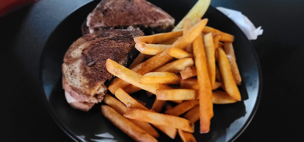 lil bass hole | restaurant | 14160 Hwy P, Gravois Mills, MO 65037, USA | 5732073994 OR +1 573-207-3994