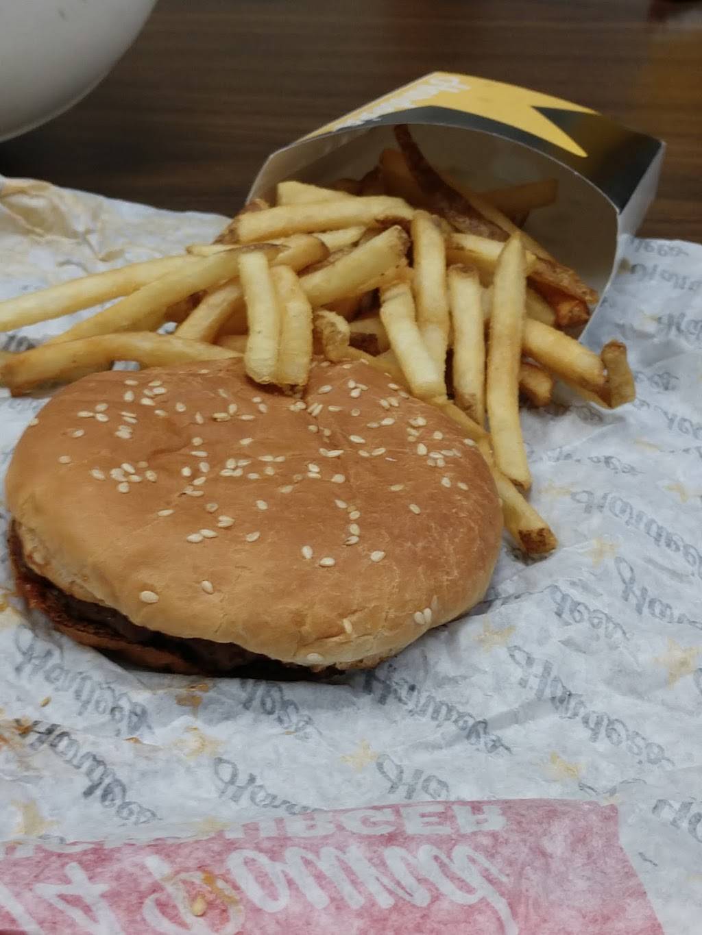 Hardees | restaurant | 309 N Market St, Monticello, IL 61856, USA | 2177629911 OR +1 217-762-9911