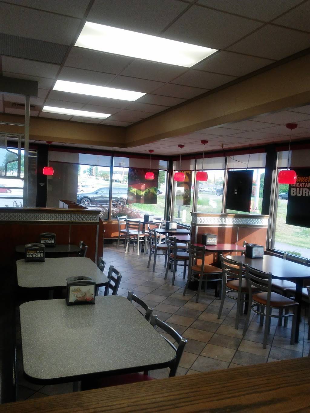 Hardees | restaurant | 124 Hartman Ln, OFallon, IL 62269, USA | 6186321194 OR +1 618-632-1194