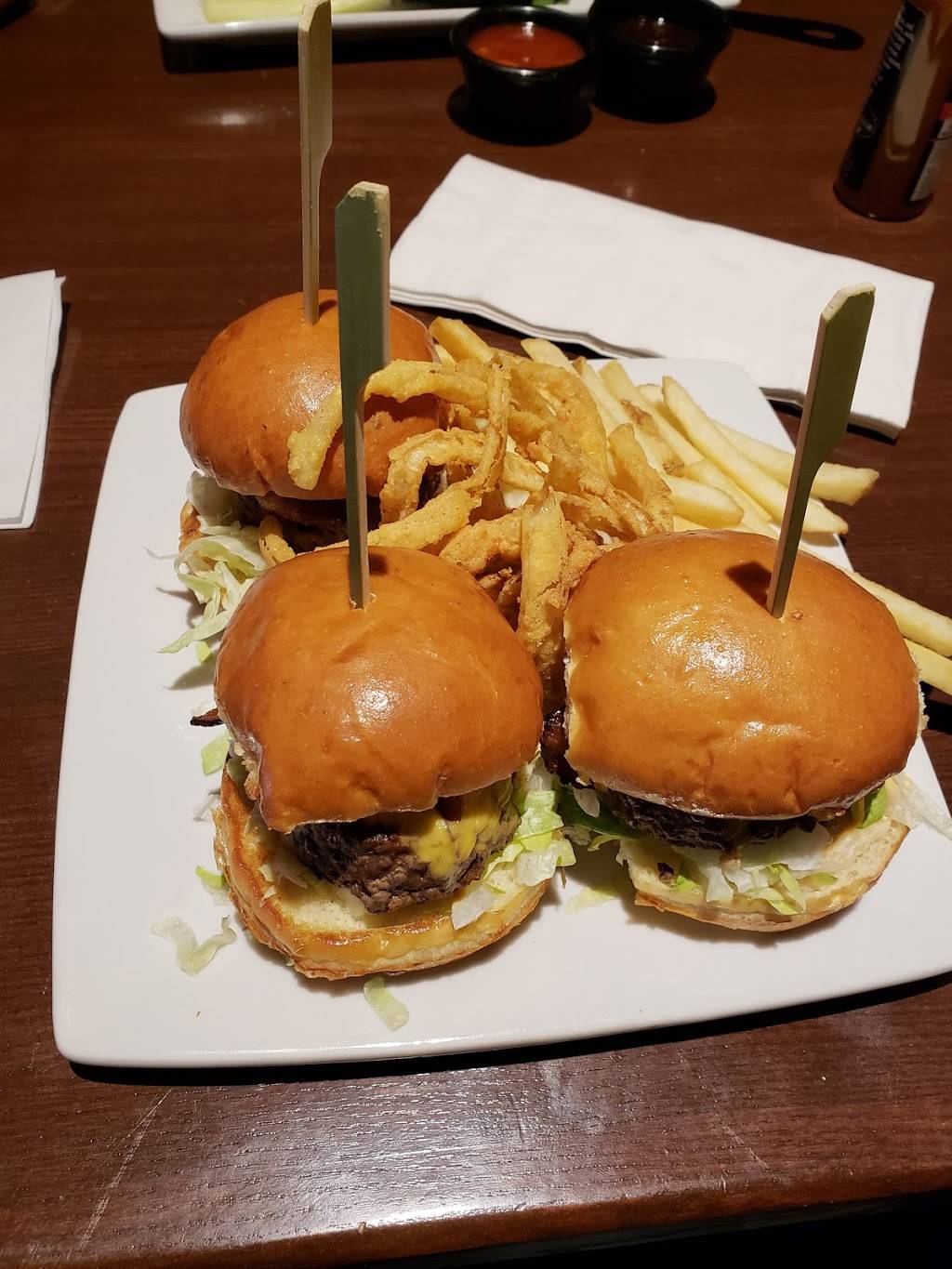 Bar Louie - Northridge Fashion Center | night club | 9301 Tampa Ave Suite# 218, Northridge, CA 91324, USA | 7472245900 OR +1 747-224-5900