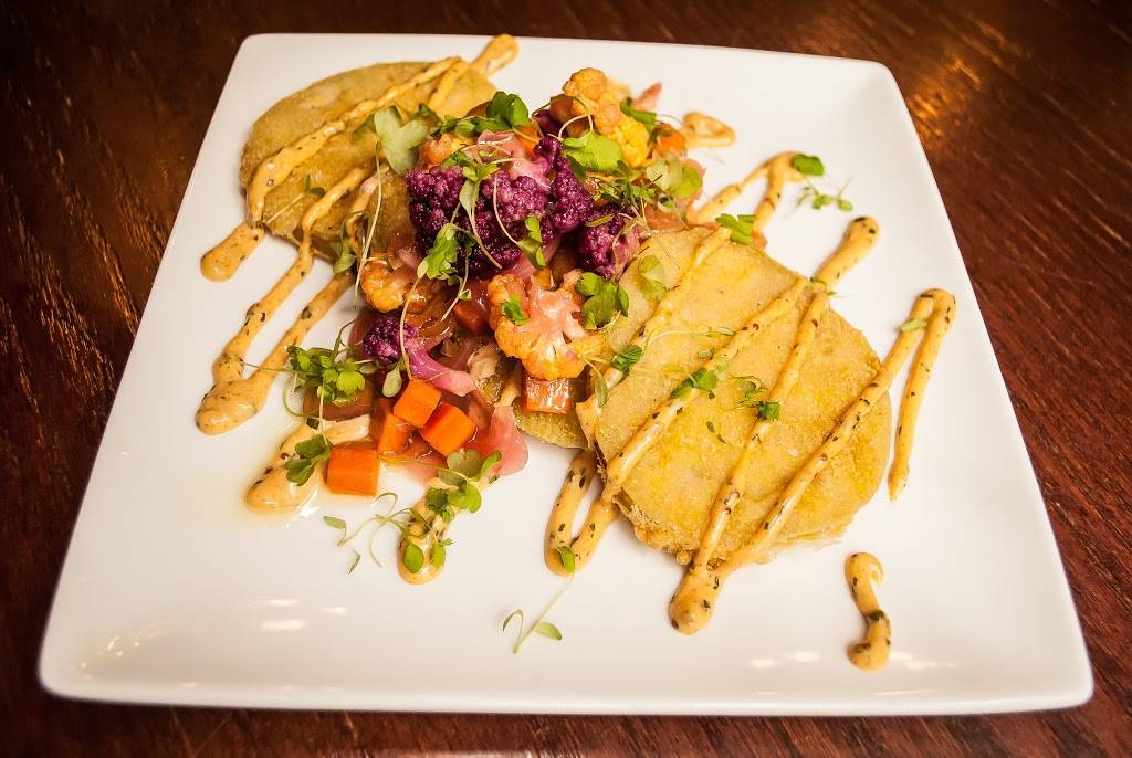 Fifolet Cajun & Cocktails | restaurant | 1942 W Division St, Chicago, IL 60622, USA | 7733846886 OR +1 773-384-6886