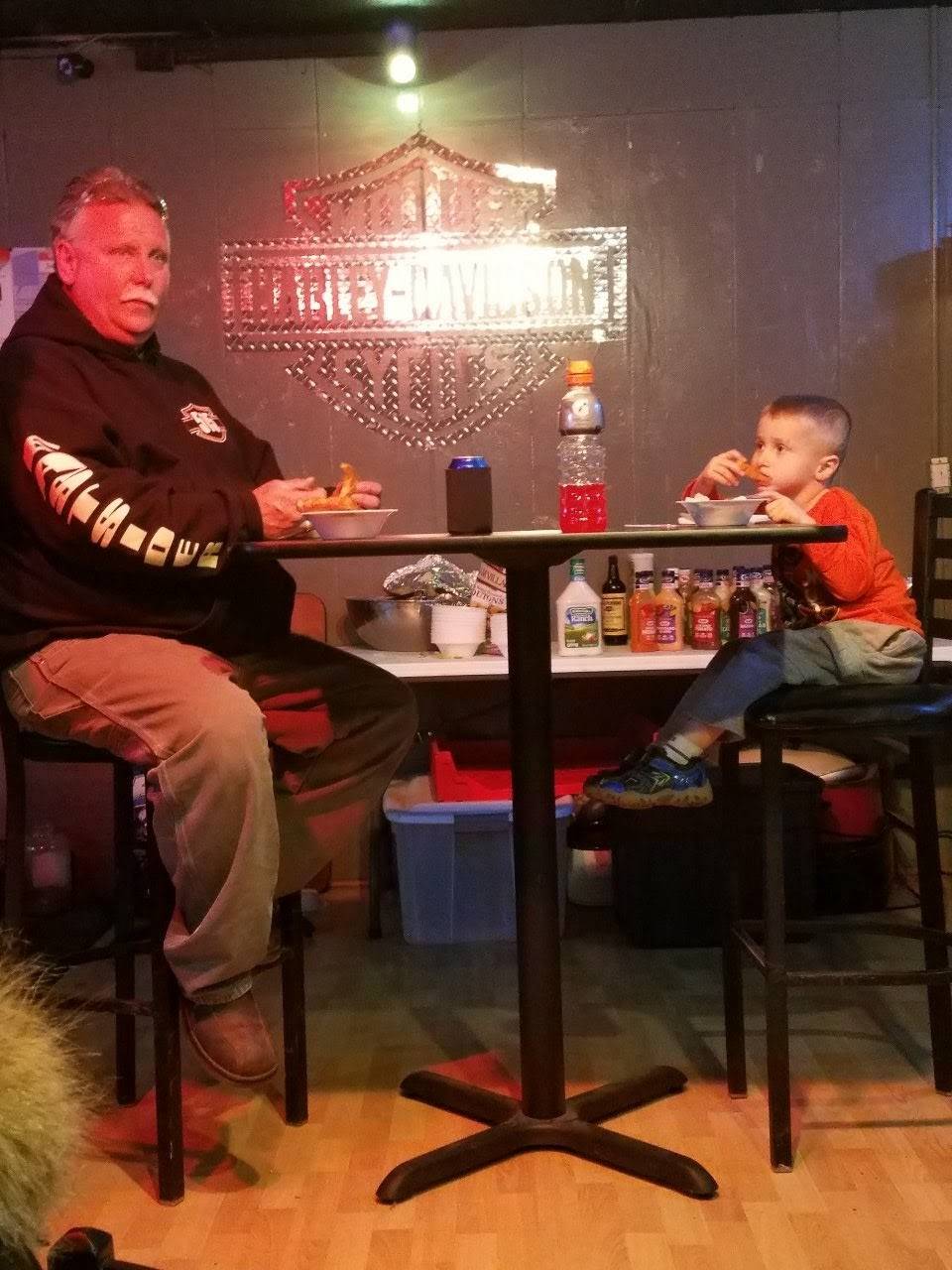 Maingate Bar & Grill | restaurant | 2956 E Grand Ave, Des Moines, IA 50317, USA | 5152662716 OR +1 515-266-2716