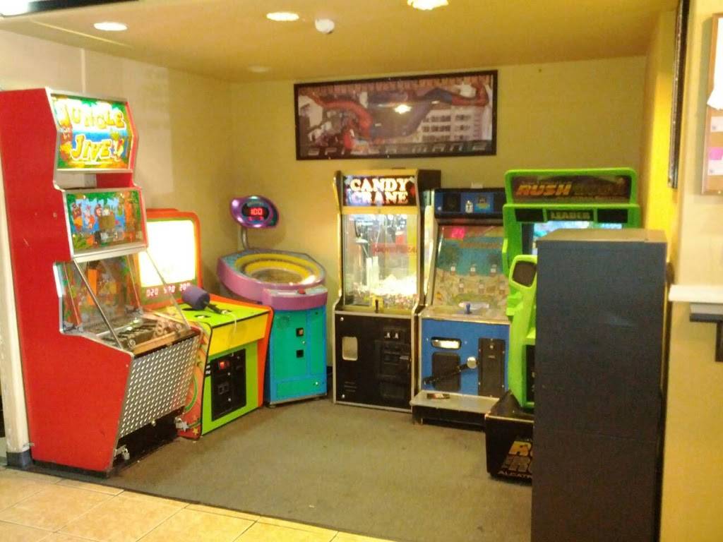 Straw Hat Pizza | restaurant | 2026 Freedom Blvd, Freedom, CA 95019, USA | 8317223555 OR +1 831-722-3555