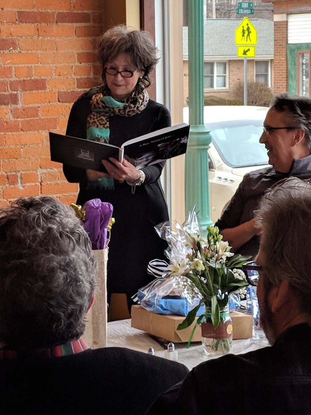 Carols Corner | restaurant | 101 N State St, South Whitley, IN 46787, USA | 2607234064 OR +1 260-723-4064