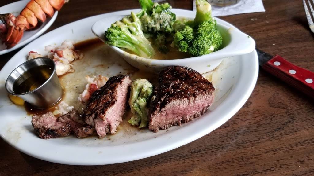 Luckys Steakhouse | restaurant | 17500 Silver Pkwy, Fenton, MI 48430, USA | 8107501400 OR +1 810-750-1400