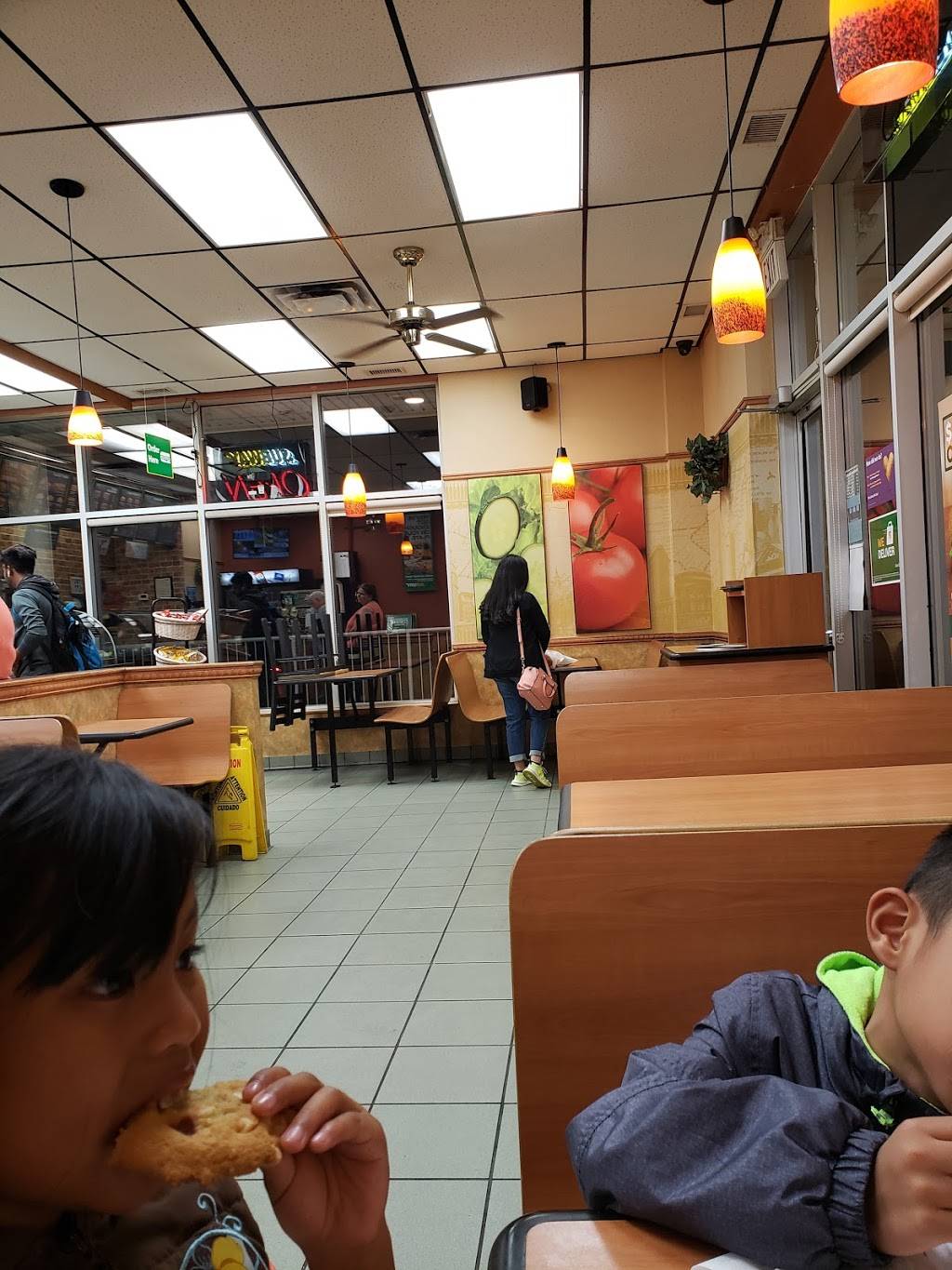 Subway | restaurant | 495 Main St. S Shoppers World (Parking Lot, Unit # P1, Brampton, ON L6Y 1N6, Canada | 9054556525 OR +1 905-455-6525