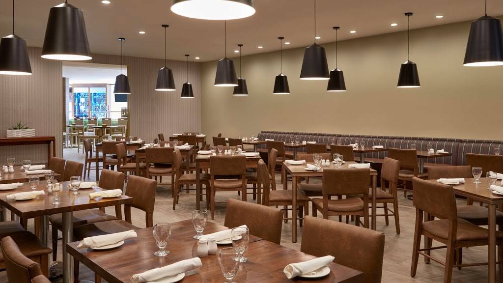 Moments Restaurant & Lounge | restaurant | 6257 Airport Rd, Mississauga, ON L4V 1E4, Canada | 9056781401 OR +1 905-678-1401