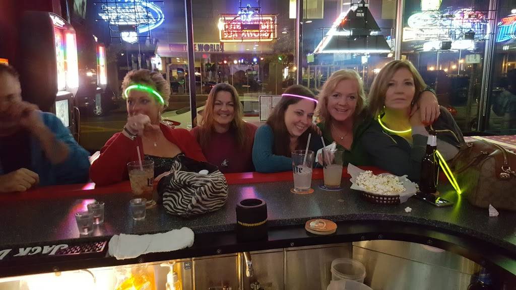 Screwballs Sports Pub | restaurant | 216 N Main St, Oshkosh, WI 54901, USA | 9206511515 OR +1 920-651-1515