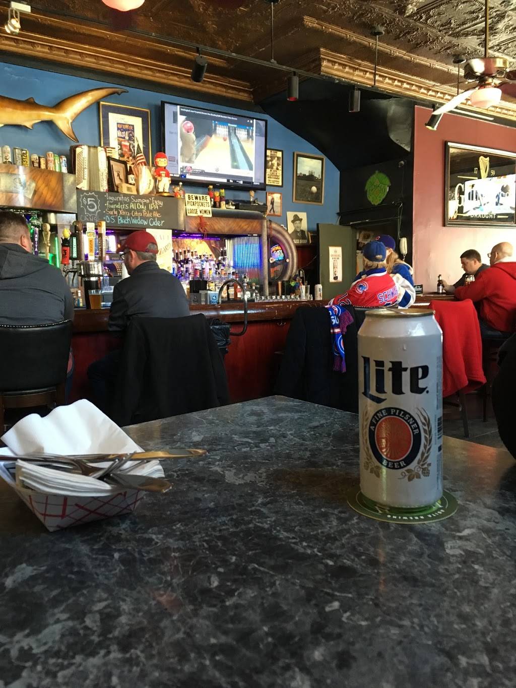 Toons Bar & Grill | restaurant | 3857 N Southport Ave, Chicago, IL 60613, USA | 7739351919 OR +1 773-935-1919